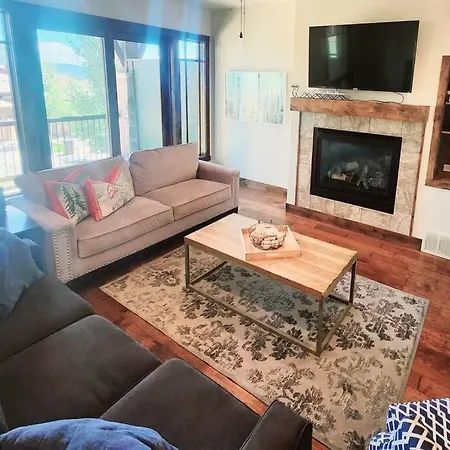 Great Spot And Private Hot Tub, Walk To Lifts. Villa